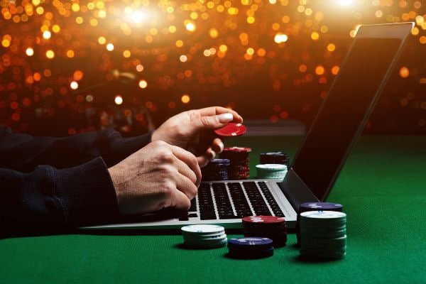 Video call layanan pelanggan 10naga membantu menjelaskan ketentuan dengan ramah dan profesional